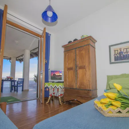 Carlotta's Lake View Apartment